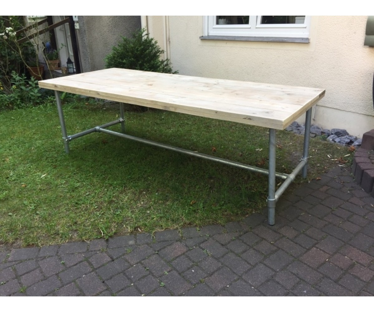 Esstisch im Industriedesign, Tisch mit Tischbeinen aus Metall, Länge 240 cm