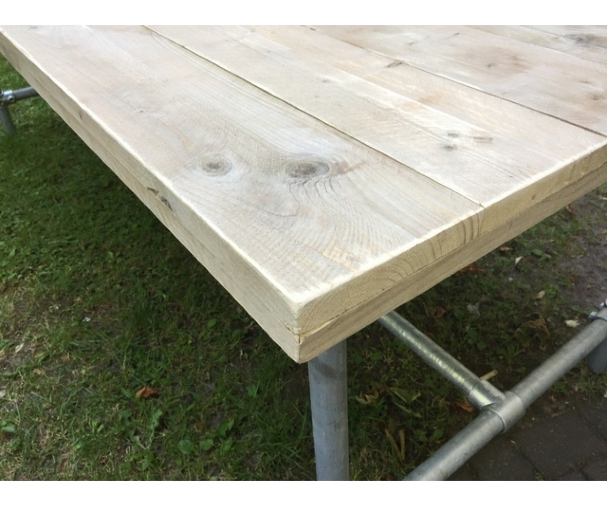 Esstisch im Industriedesign, Tisch mit Tischbeinen aus Metall, Länge 240 cm