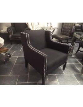 Sessel mit Nieten schwarz gepolstert
