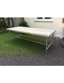Esstisch im Industriedesign, Tisch mit Tischbeinen aus Metall, Länge 300 cm 