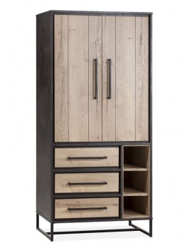 Massive Kleiderschränke bei Wohnindustrie